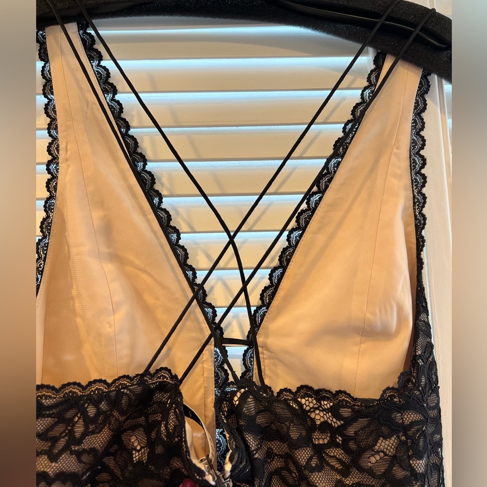 Satin and lace dress - Picture 9 of 12